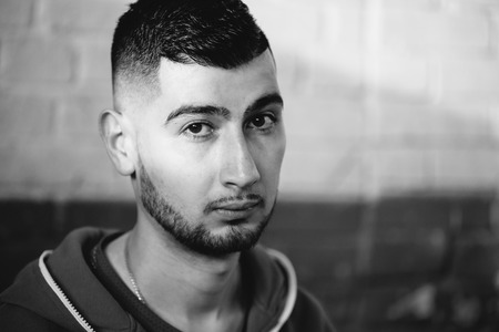 coupe de cheveux Noir et blanc close,up portrait dun jeune homme